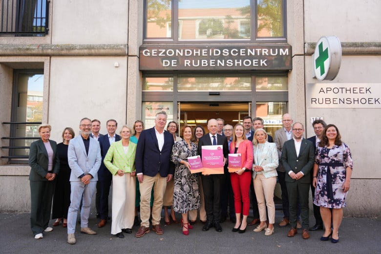 Groepsfoto van bestuursleden van verschillende organisaties die het AZWA hebben ondertekend.